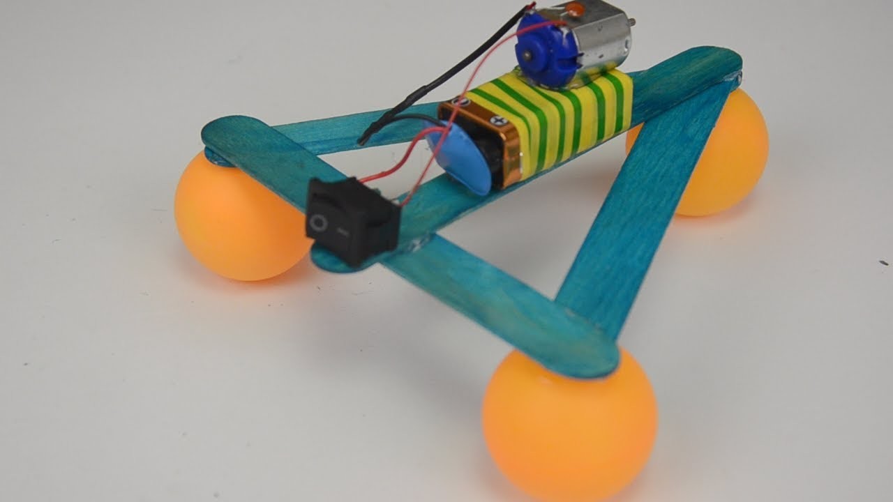 Sencillo robot de palillos y pelotas de Ping Pong