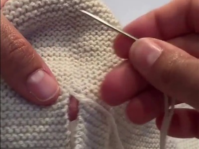 Unir dos piezas tejidas a punto musgo.