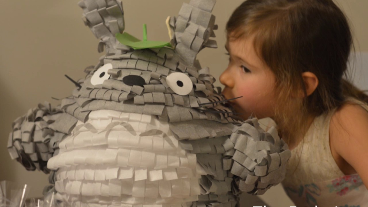 How to make an easy Totoro Pinata. Cómo hacer una piñata de Totoro