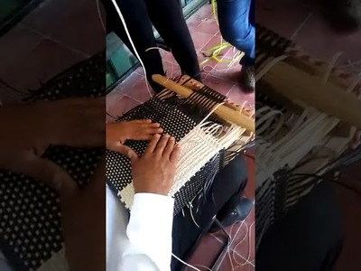 Cómo elaborar una tapa de un bolso de dama en toquilla