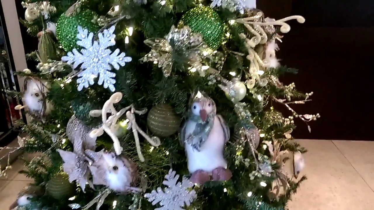 Decoración de Navidad en colores blanco con buhos, casitas y pingüinos