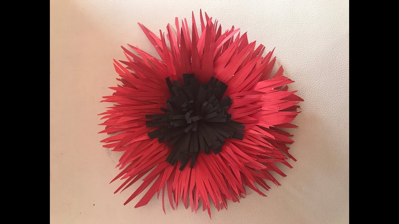 Flor hecha con trocitos de cartulina Flower made with pieces of paper