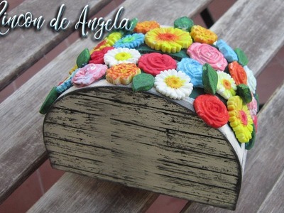 Hucha de madera decorada con chalk paint y flores de porcelana fria