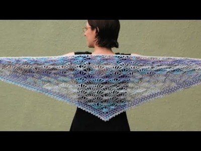 Chal triangular tejido a crochet para dama.