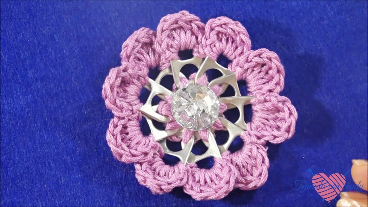 Flor de crochet con anillas de lata.crochet flower with pop tabs