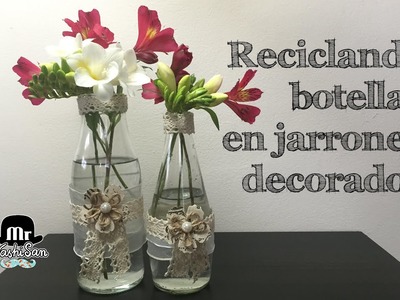 Botellas de cristal recicladas en jarrones para flores