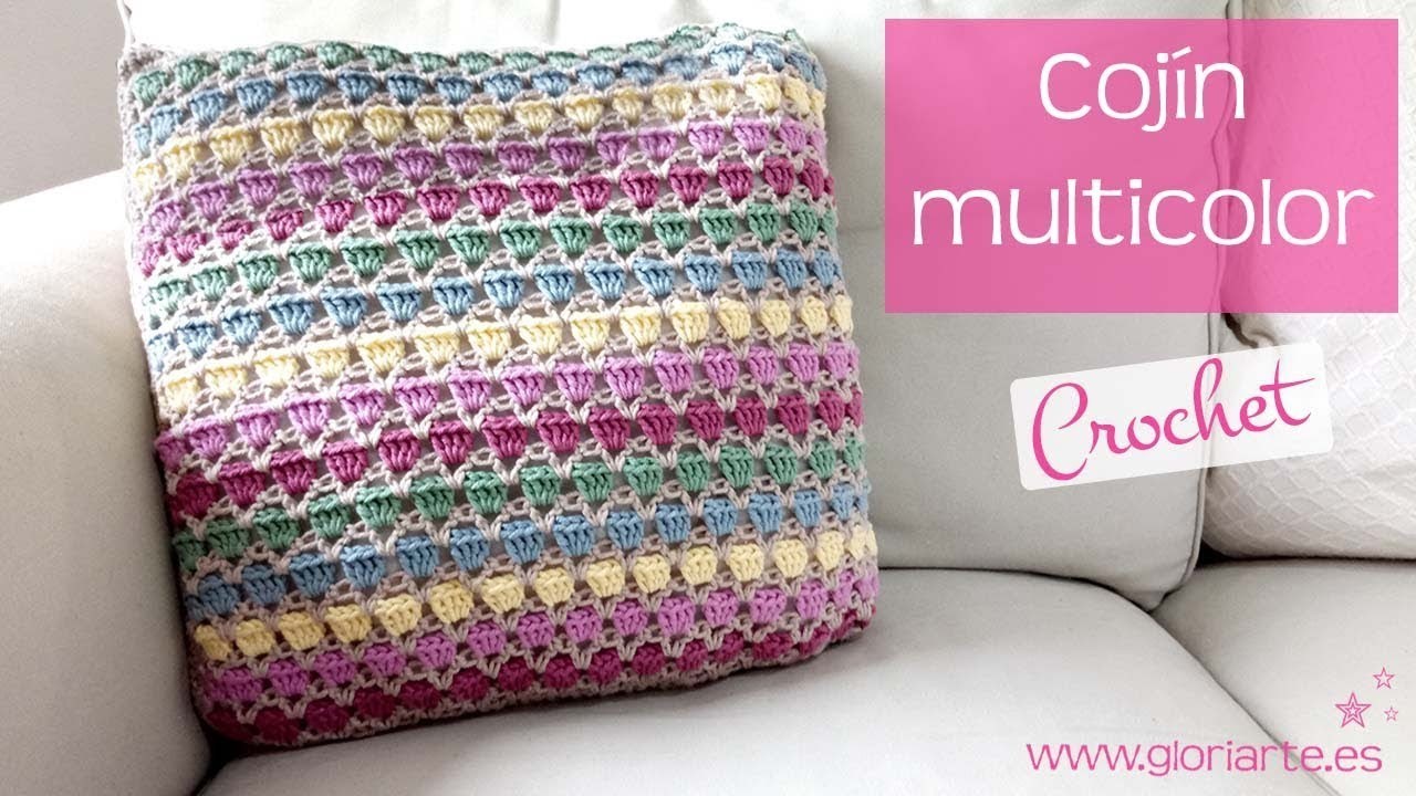 Cojín de ganchillo multicolor. Colorful crochet cushion