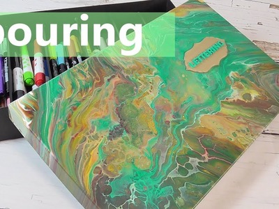 Caja de cartón decorada con la técnica pouring o vertido de pintura