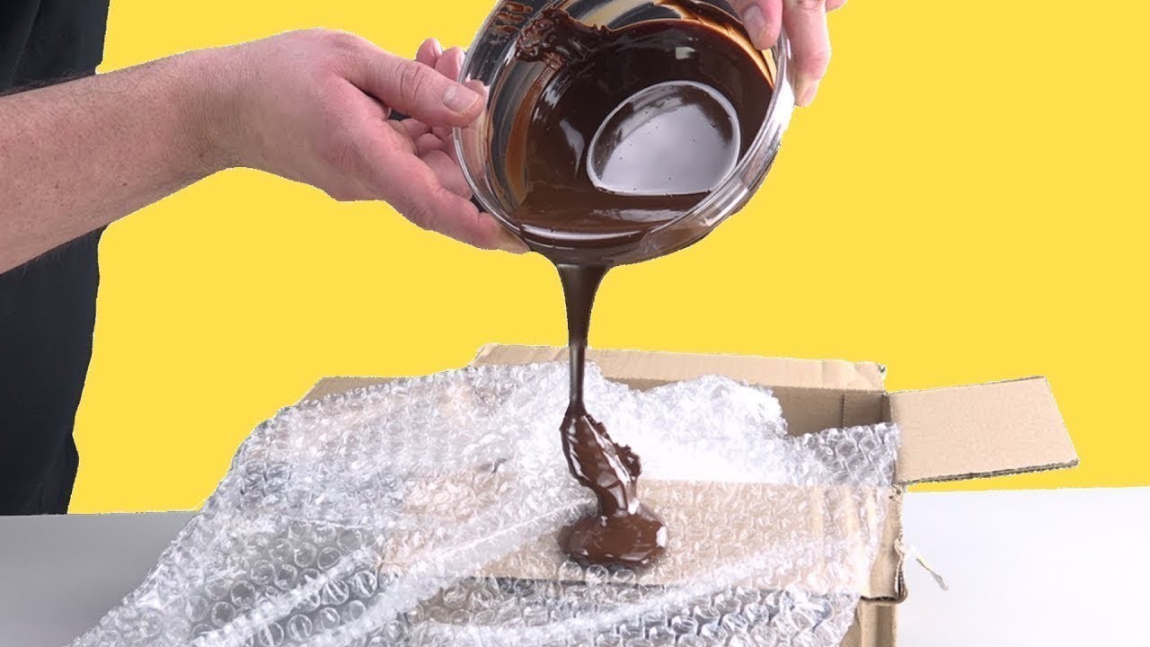 Pon chocolate sobre plástico de burbujas: el resultado es único