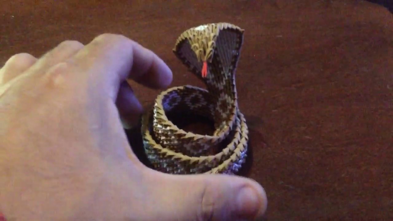 Serpiente Cobra miniatura en origami 3D.