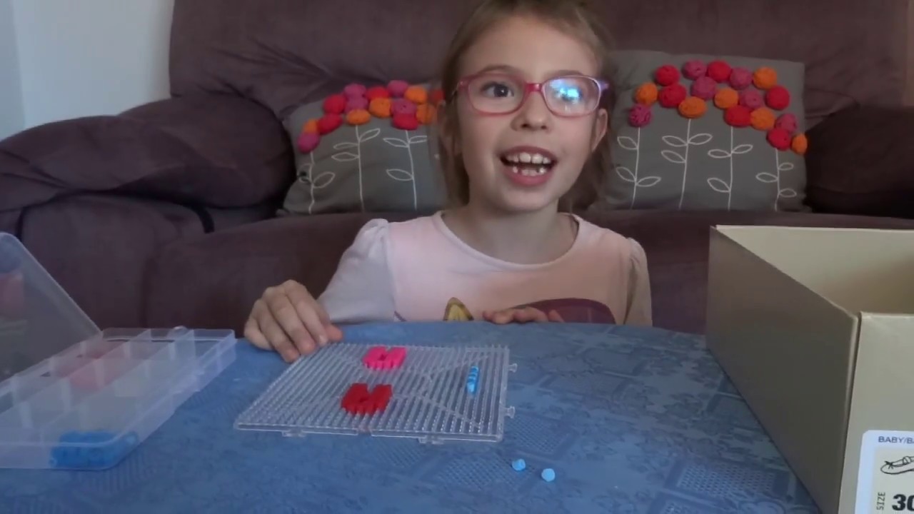 Juli Juli haciendo letras con hama beads