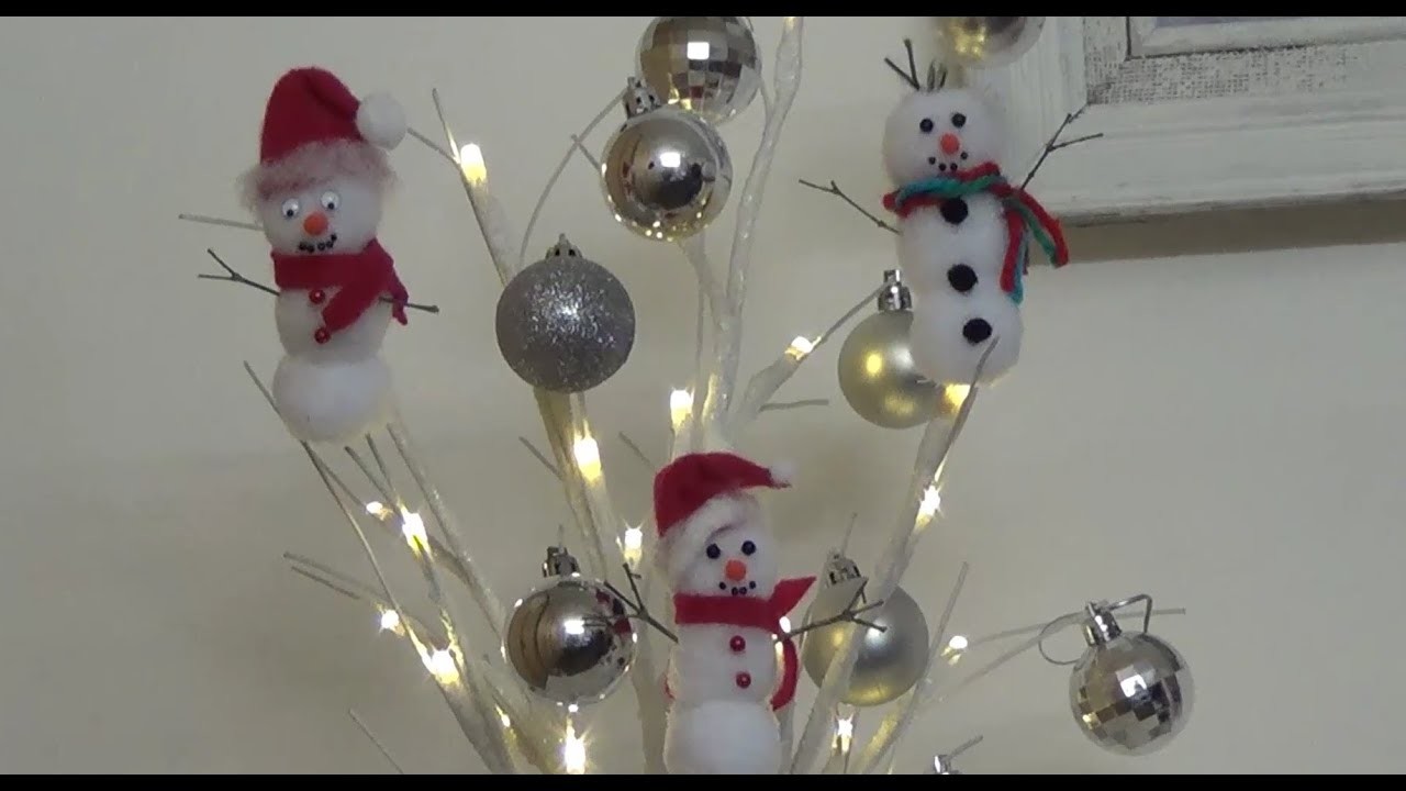 Decoración navideña muñeco de nieve de pompones.