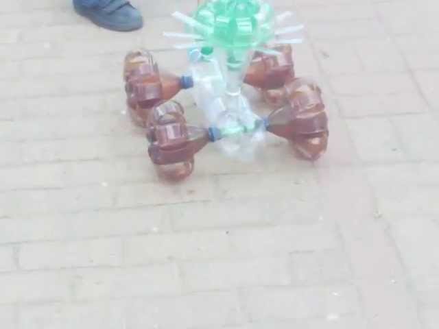 Carrito echo con botellas de refresco recicladas
