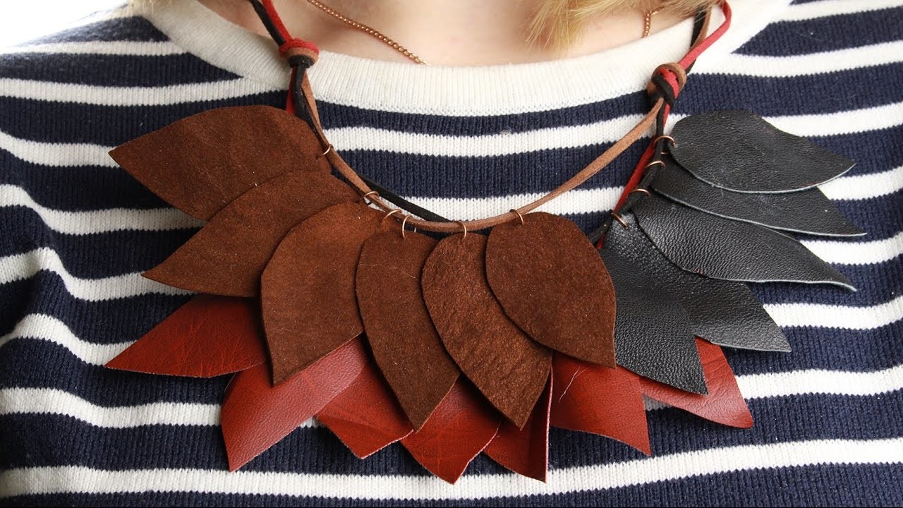 Collar de hojas hecho de cuero