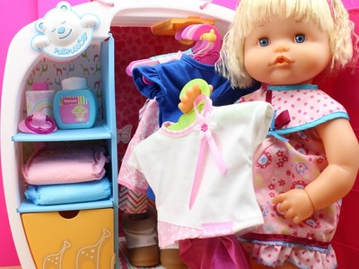 Ropa y accesorios para Bebé Nenuco en español | Colocamos la ropa nueva de Daniela en el armario