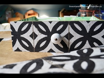 Cómo decorar una cómoda con papel pintado de baldosas