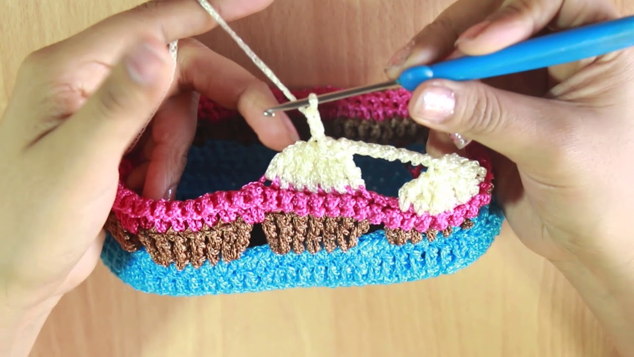 CARTERITA tejida a crochet para niña con diseño de  pastelitos.