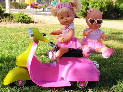 Las Bebés NENUCO Hermanitas Traviesas Naia y Alice montan en Moto en el Parque