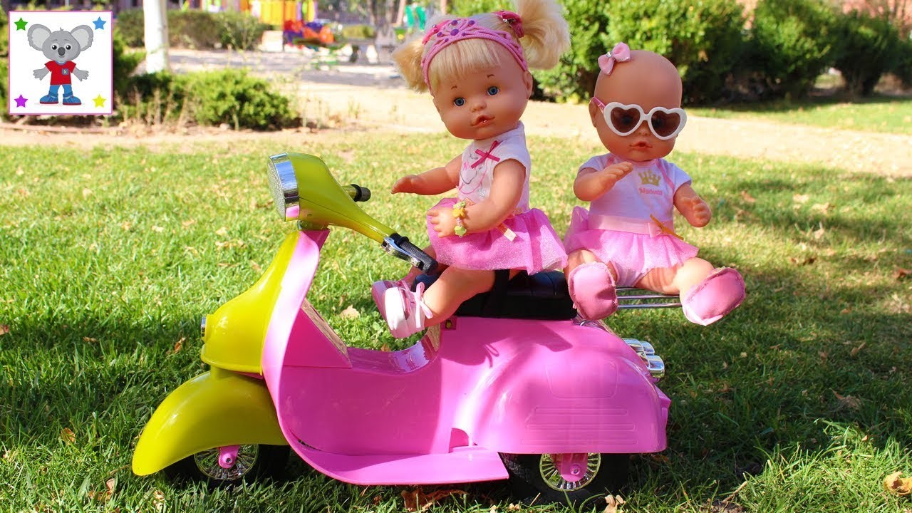 Las Bebés NENUCO Hermanitas Traviesas Naia y Alice montan en Moto en el Parque