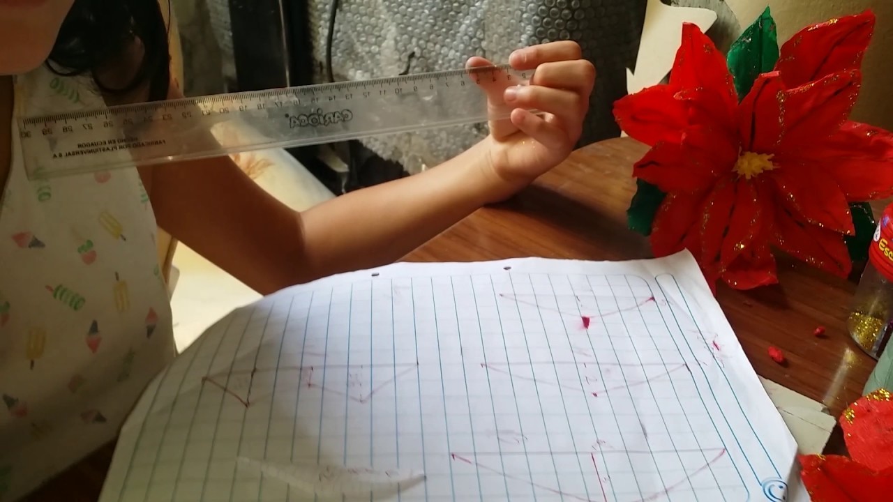 Como hacer flores navideñas en papel crepe ( parte 1 )