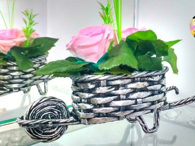 Carretilla decorativa de papel periódico con su arreglo floral | Epdlm