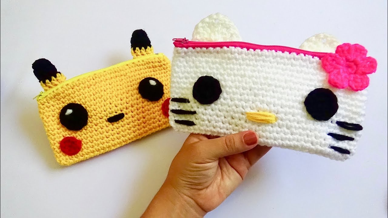 Estuchera tejida de Pikachu y Hello Kitty