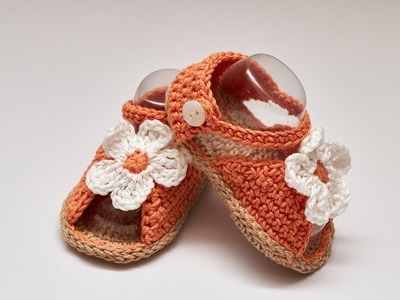 Sandalias para bebe a crochet con los dedos al aire y flor