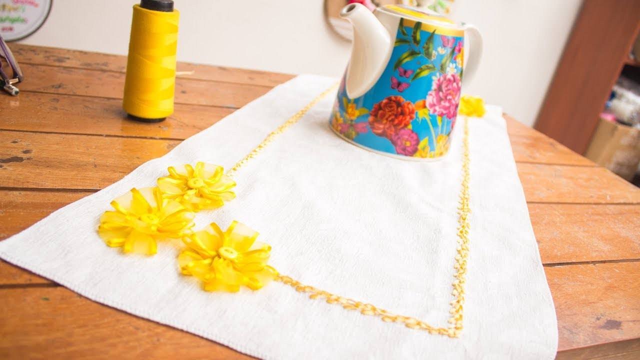 Camino de mesa bordado a mano con flores armadas.how to make ribbon flowers