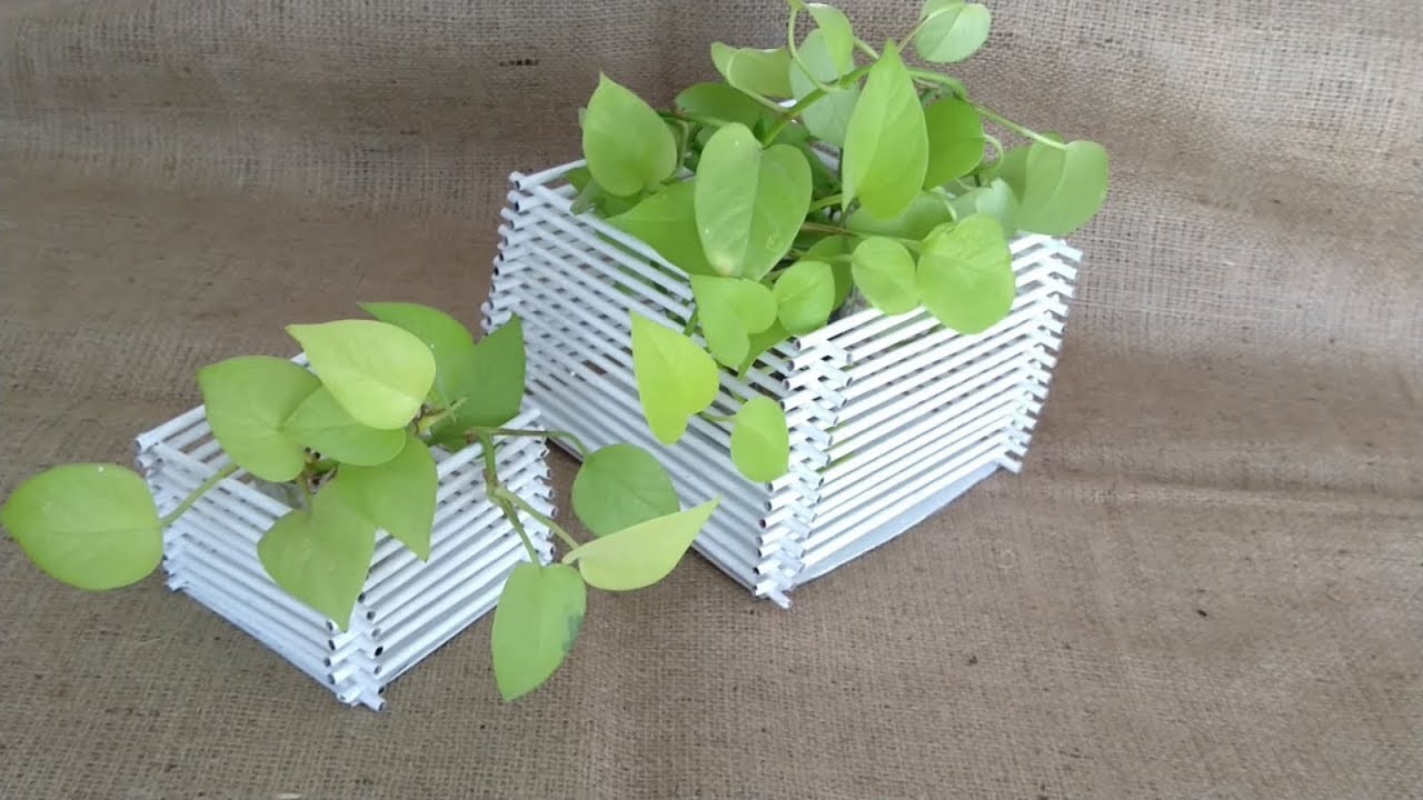 Cómo hacer un macetero con periódico. DIY. How to make a planter with newspaper tubes. Recycling.