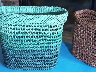 Tejido de una cesta con el fondo ovalado en el estilo de “Burkina Faso”