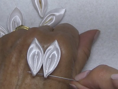 DIY - Flor facil de petalos de cinta - Easy ribbon petal flower -من السهل الشريط زهرة البتلة