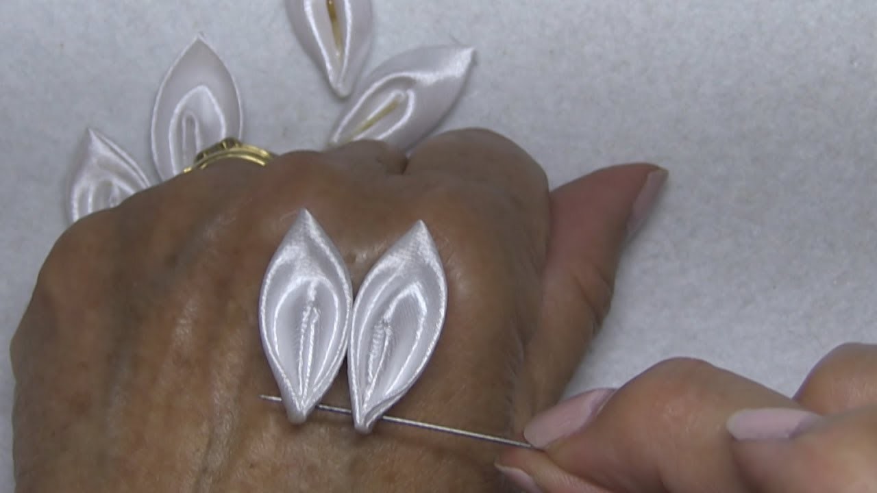 DIY - Flor facil de petalos de cinta - Easy ribbon petal flower -من السهل الشريط زهرة البتلة