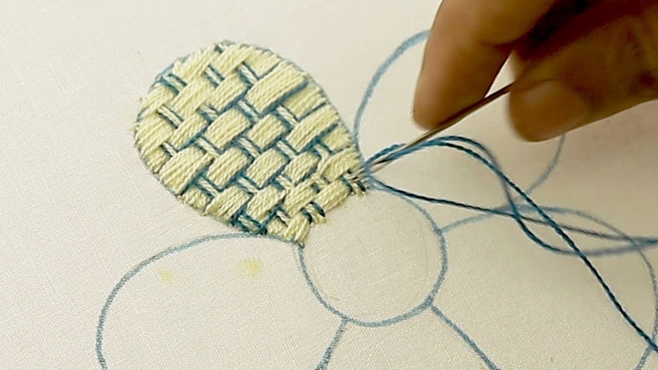 Hand embroidery fantasy flower stitch. bordado a mano fantasía flor puntada