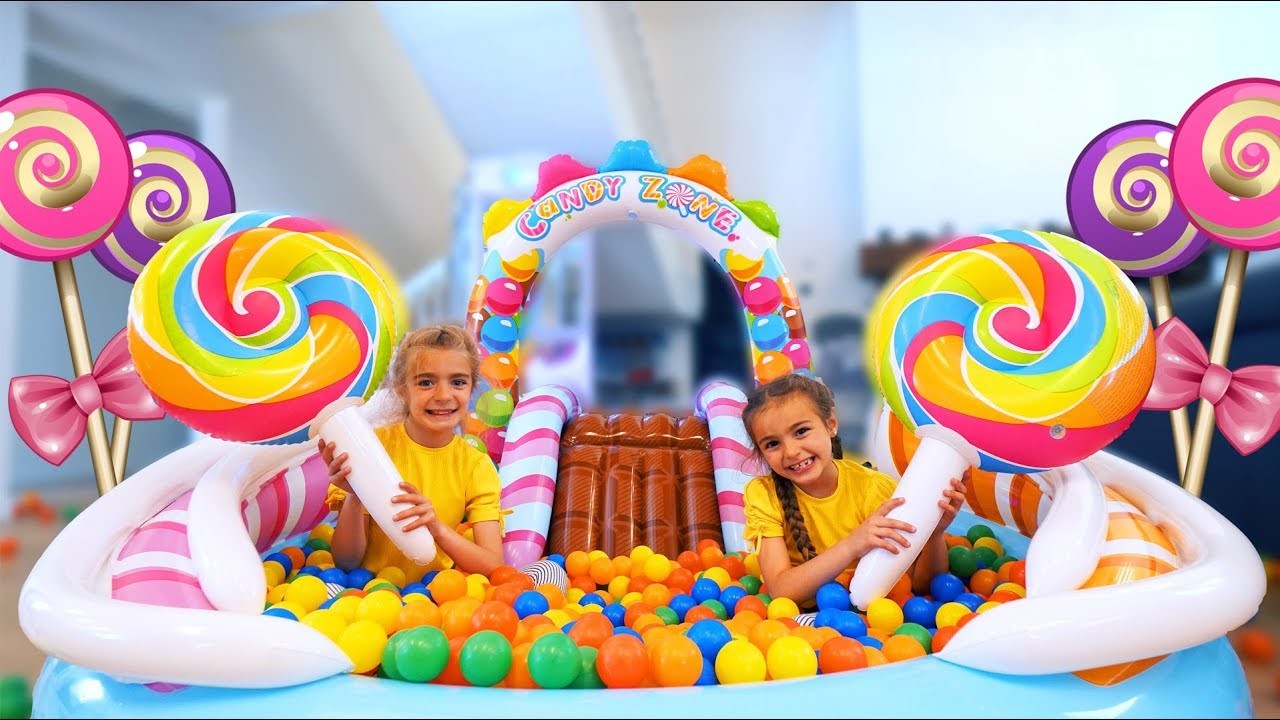 Las ratitas en parque inflable con bolas de colores playing park inflatable ball colors