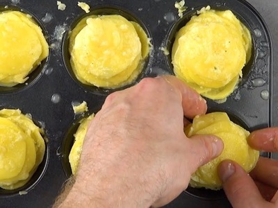 Torres de papas en molde para muffins. 5 piezas de jamón curado y 4 de queso hacen el resto