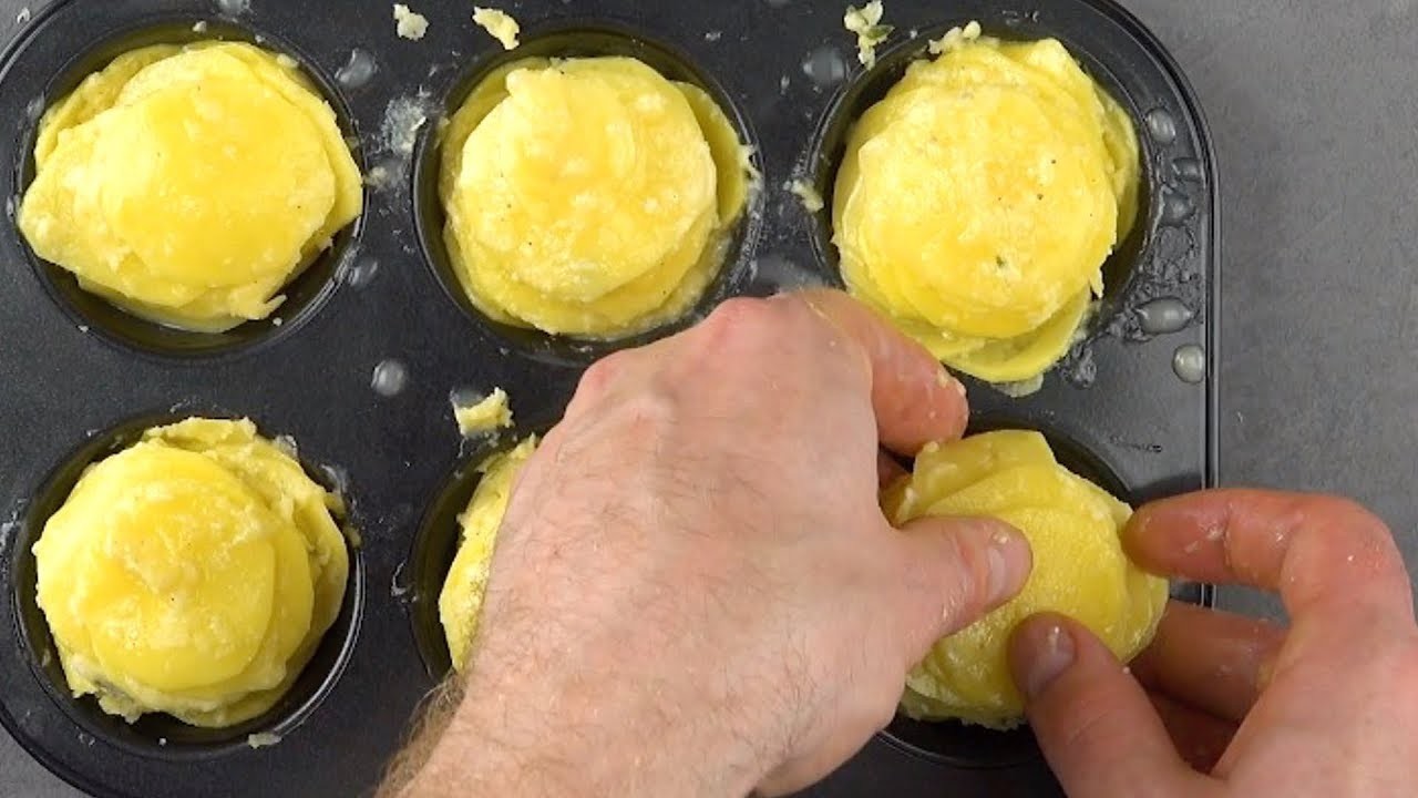 Torres de papas en molde para muffins. 5 piezas de jamón curado y 4 de queso hacen el resto