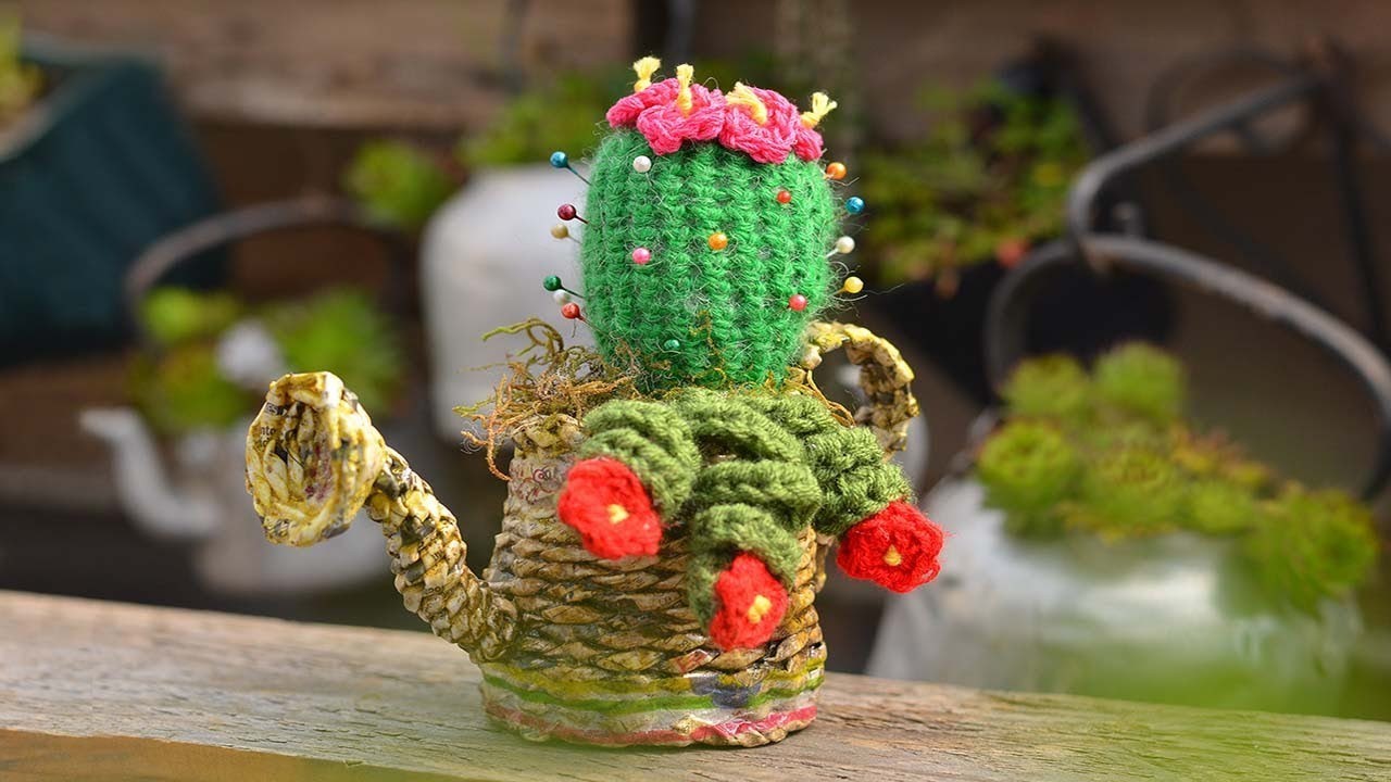 Alfiletero en cestería y cactus al crochet.