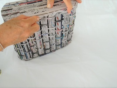 Cómo hacer una cartera con papel periódico. DIY. How to make handbag with newspaper