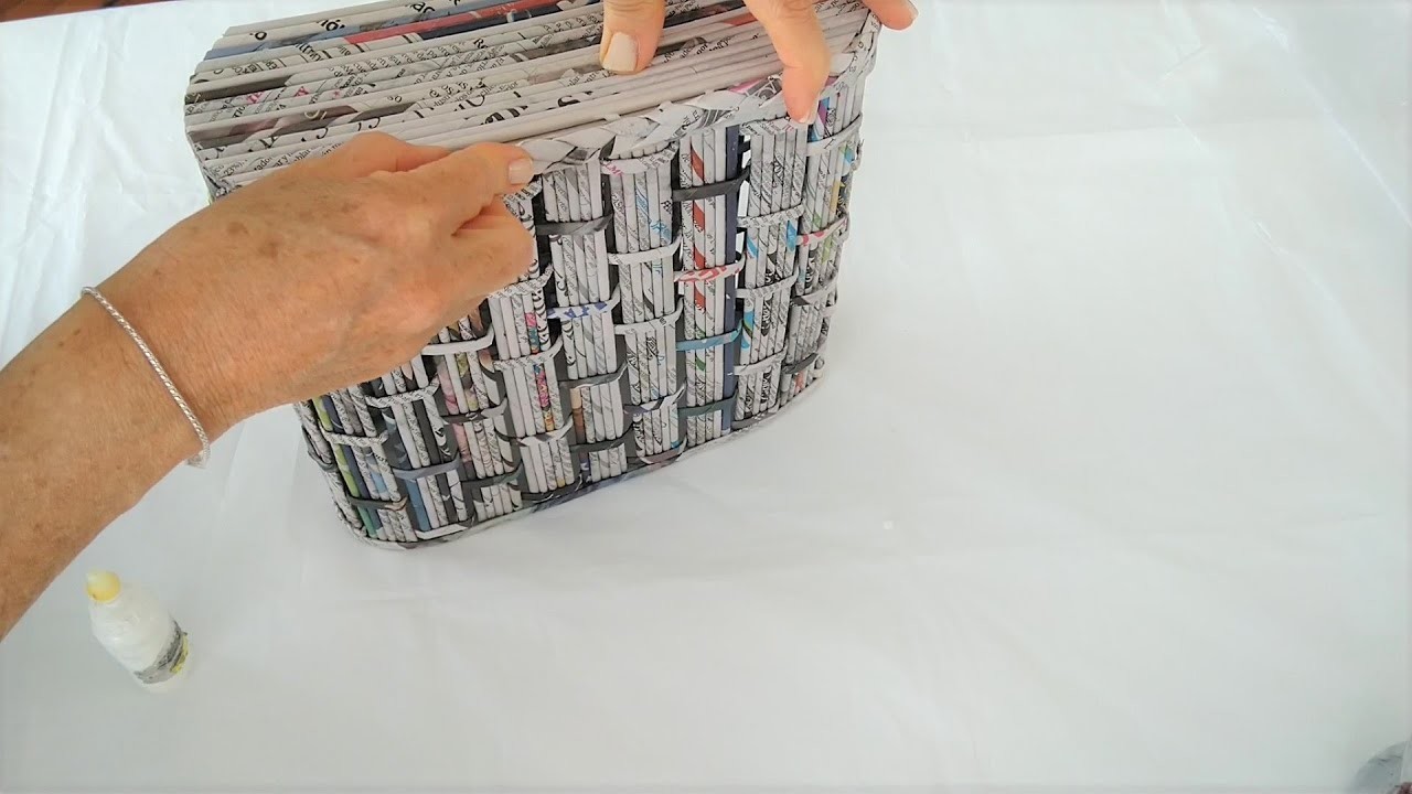 Cómo hacer una cartera con papel periódico. DIY. How to make handbag with newspaper
