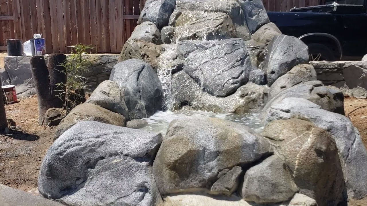 Cómo hacer una cascada imitación de piedras bolas usando cemento quebrado