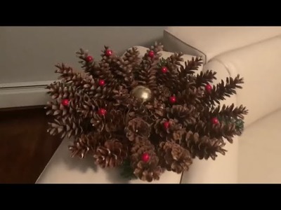DIY Pine Cone Christmas wreath. Corona navideña de piña de pino.