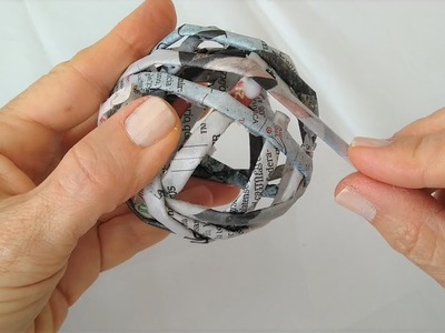 Esferas decorativas con papel peroódico. DIY. Spheres with newspaper. Reciclaje