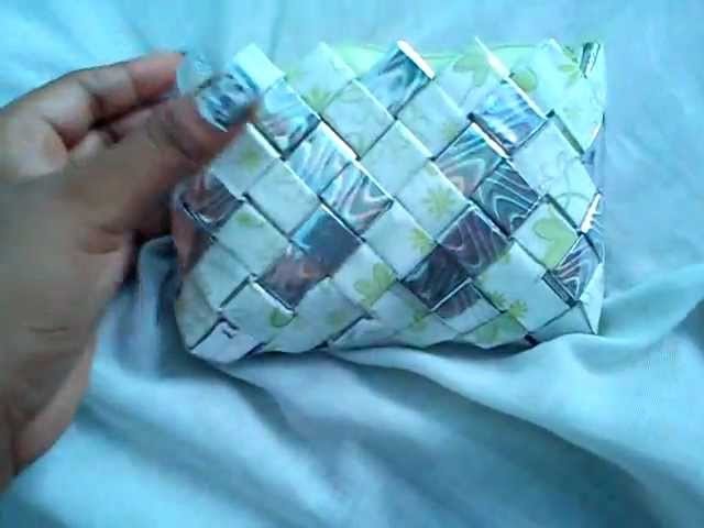 Monedero reciclado con toallas femeninas