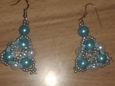 Aretes de perlas blancas con azul