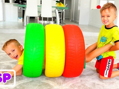 Nikita y Vlad juegan con ruedas de colores