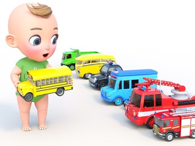 Un niño pequeño se juega con coches de juguete. Camión de bomberos, autobús escolar y ambulancia