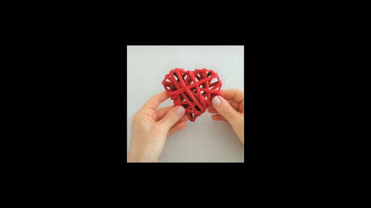 Cómo hacer fácil un corazón con periódicos. DIY. How to make easy a newspaper heart . Reciclar