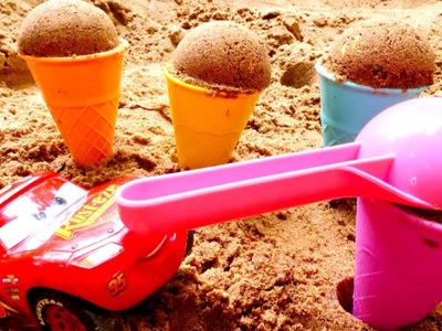 Rayo McQueen hace castillos de arena. Juegos con arena. Los coches de juguete para niños.