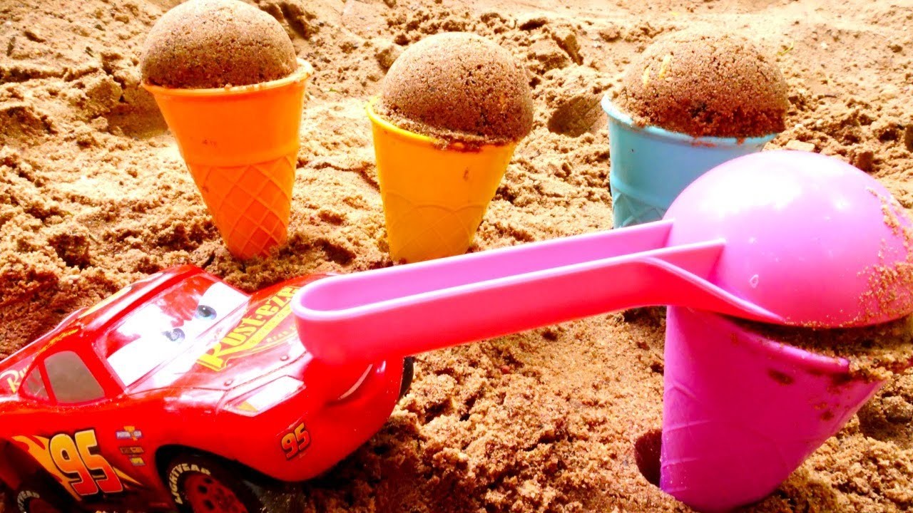 Rayo McQueen hace castillos de arena. Juegos con arena. Los coches de juguete para niños.