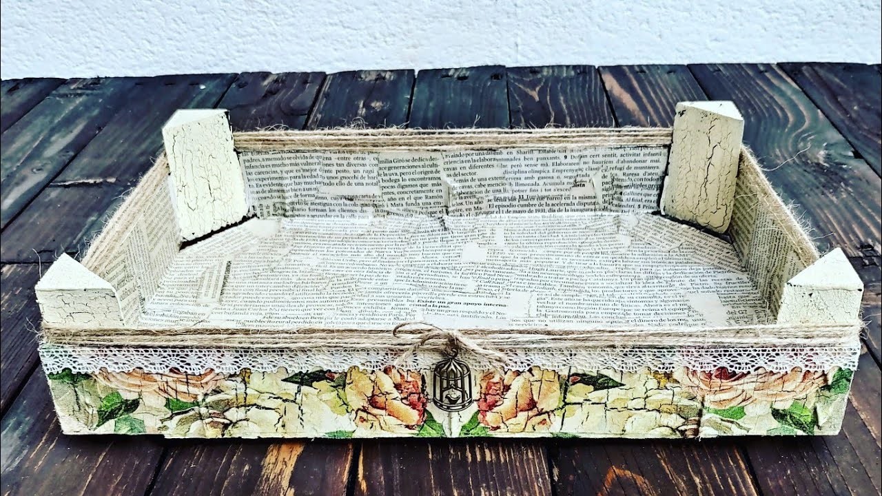 Caja de fruta decorada con periódico, craquelado y decoupage